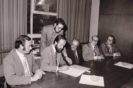 Von links: Erster Stadtrat Herbert Becker, Bürgermeister Hans-Erich Frey, Stadtverordnetenvorsteher Karl-Heinz-Schäfer (Neu-Isenburg). Im Hintergrund Gerhard Goldberg (Hauptamt).