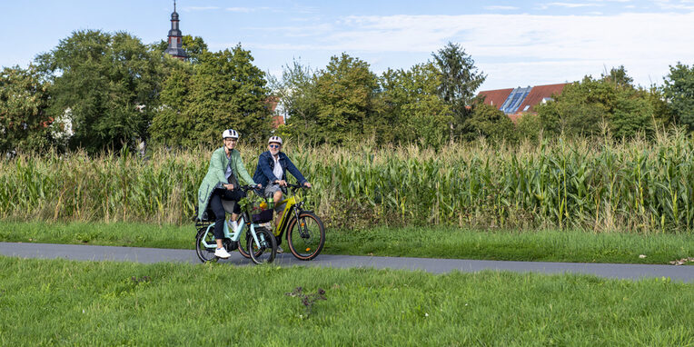 Zwei Personen beim Fahrrad fahren