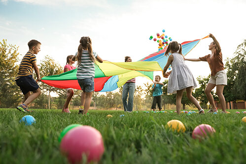 Symbolbild: Spielende Kinder auf der Wiese