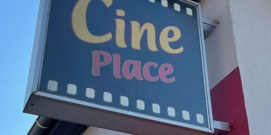 Schild mit der Aufschrift CinePlace