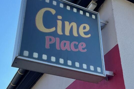 Foto mit Schild auf dem "CinePlace" steht