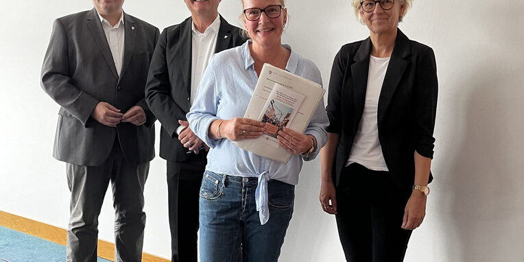 v.l.: Erster Stadtrat Stefan Schmitt, Bürgermeister Dirk Gene Hagelstein, Birgit Roßkopf und Andrea Quilling